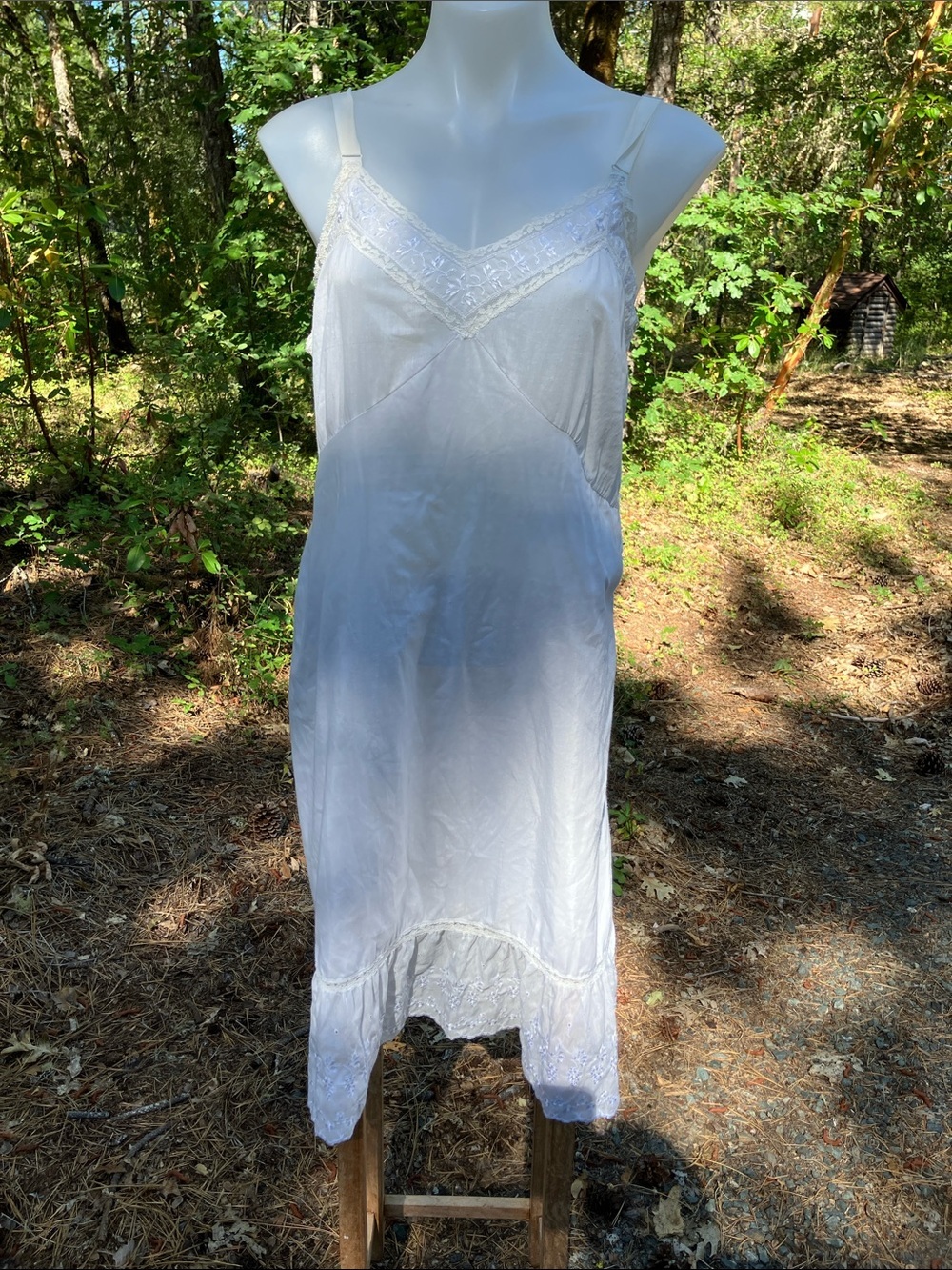 Carol Brent 1950’s vintage lightweight 3/4 slip with eyelet hem and lace Large